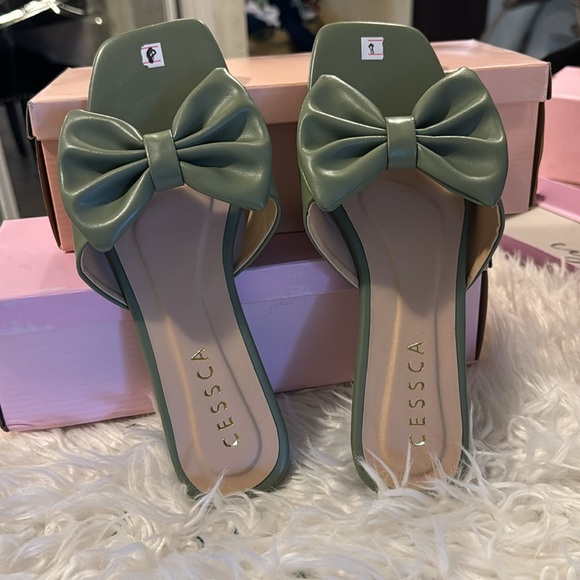 FLAT SLIPPERS SIZE 8 NEW NEVER WORN - Picture 2 of 4